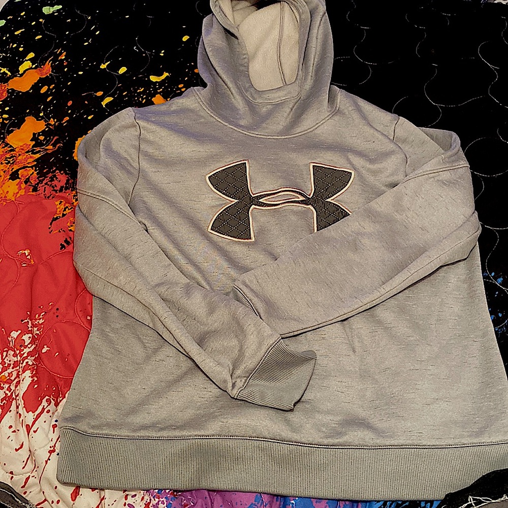 im selling a womans under armor hoodie.